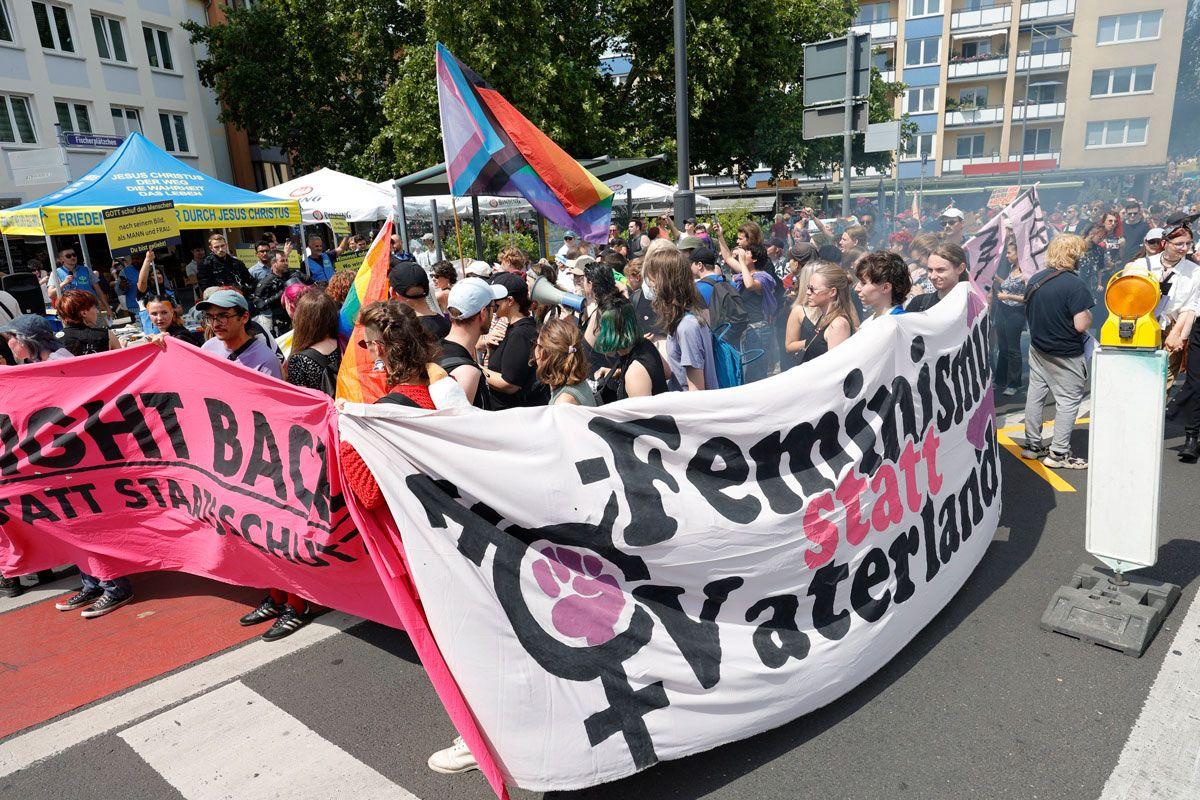 Alt-text is missing.