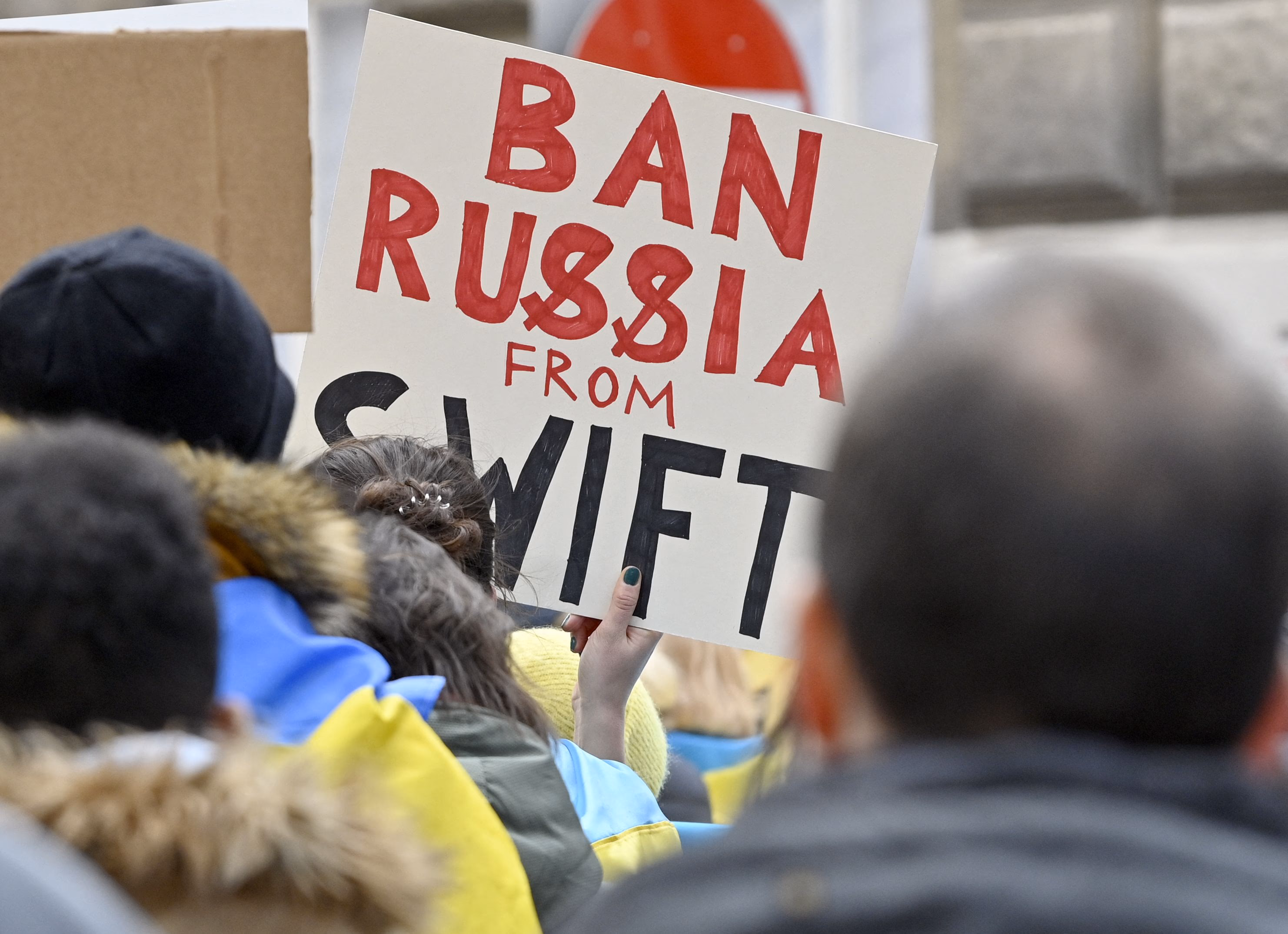 Sanktionen wollen viele - aber welche sind die richtigen? Demonstration vor der russischen Botschaft in Wien am 26. Februar. (Bild: Hans Punz/APA/ AFPA)