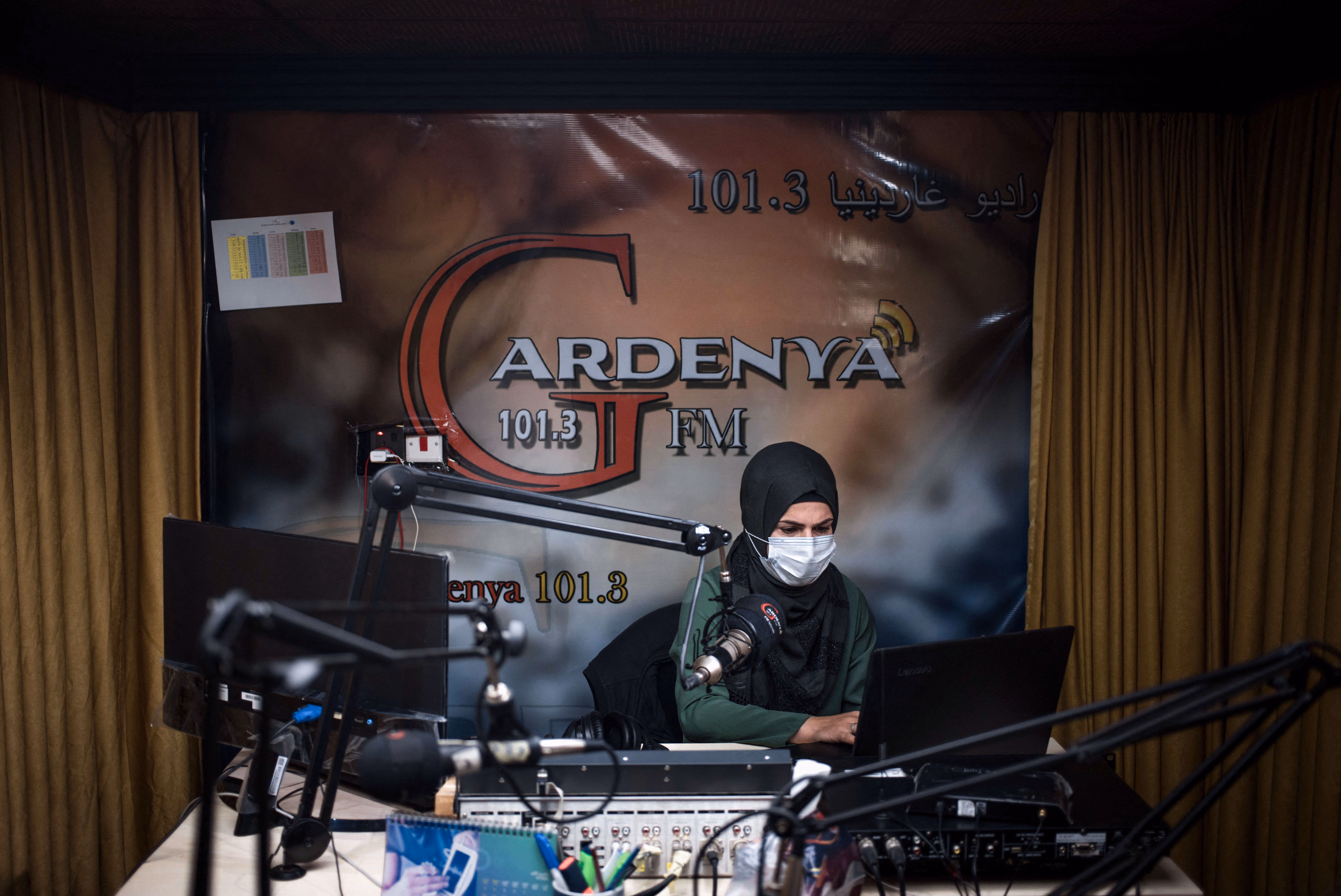 Die Radiojournalistin Sherin von Gardenya FM im Studio des Senders im Flüchtlingslager Arbat, in der Nähe von Sulaimaniyah, der zweitgrößten Stadt der autonomen Region Kurdistan im Irak.