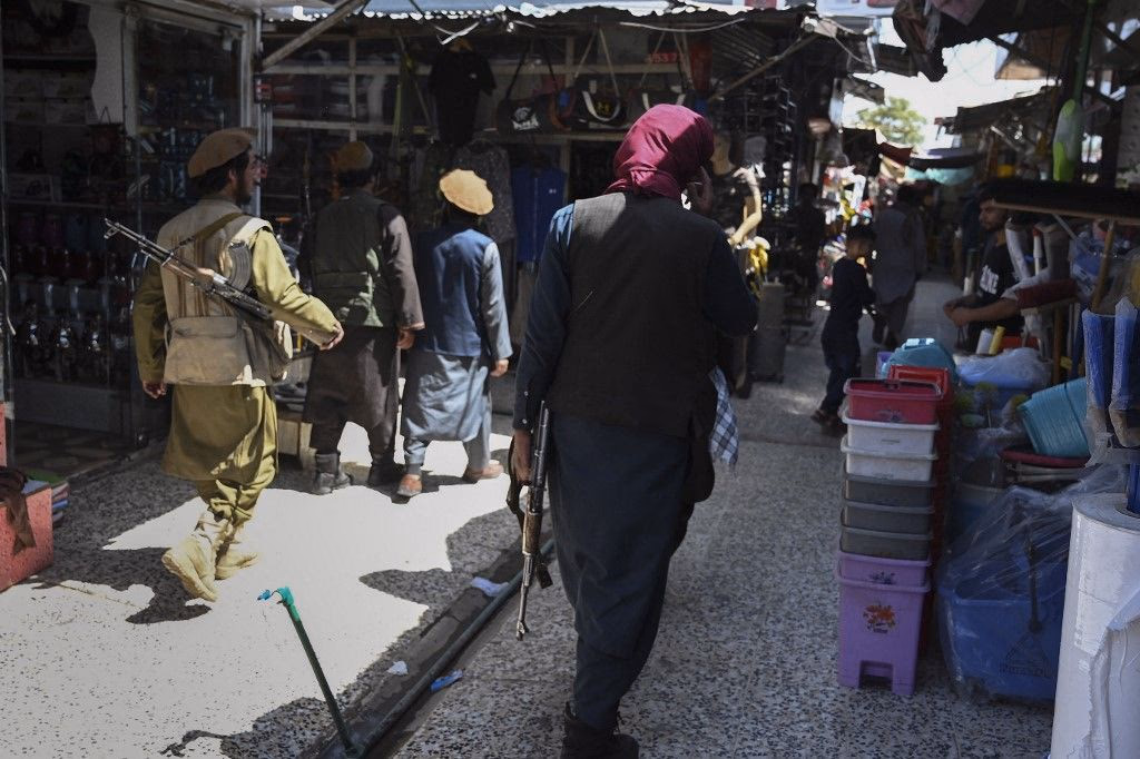 Taliban-Kämpfer auf einem Markt in Kabul