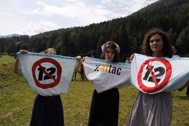 Dirndl-Aktion" gegen die Einführung des 12-Stunden-Arbeitstags in Österreich"