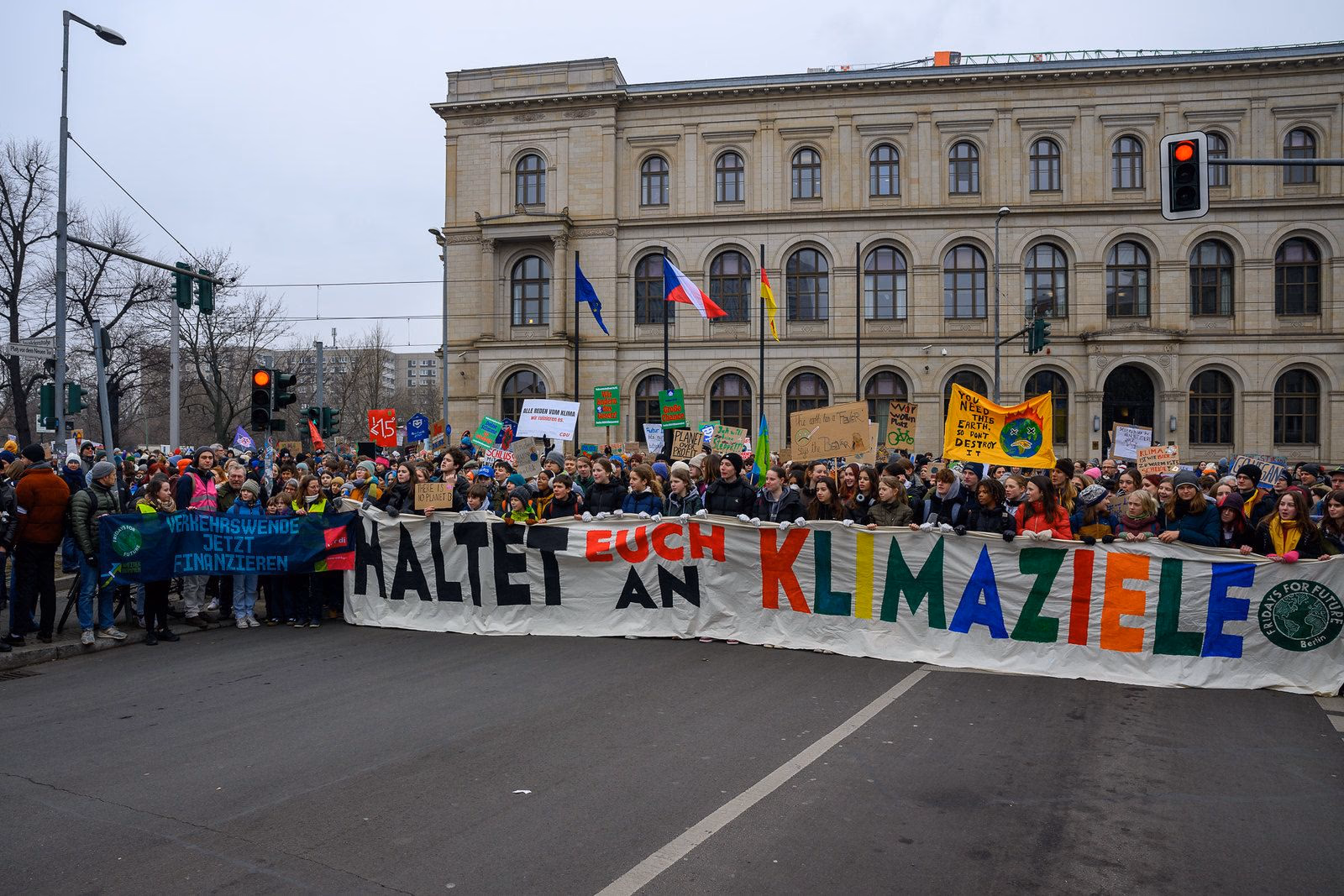 Fridays for Future-Demo „Wir fahren zusammen“ gemeinsam mit Verdi vor dem Verkehrsministerium. Berlin, März 2023