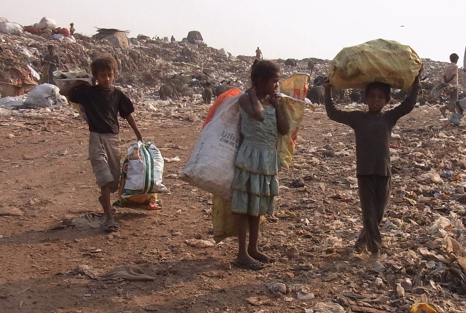 Kinder auf einer Müllkippe in Kolkata, Indien. Deutschland exportiert jährlich über 4 Milionen Tonnen Müll.