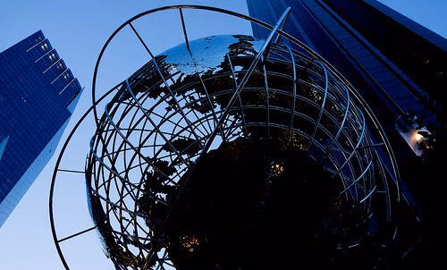 Weltkugel vor dem Trump International Tower in New York