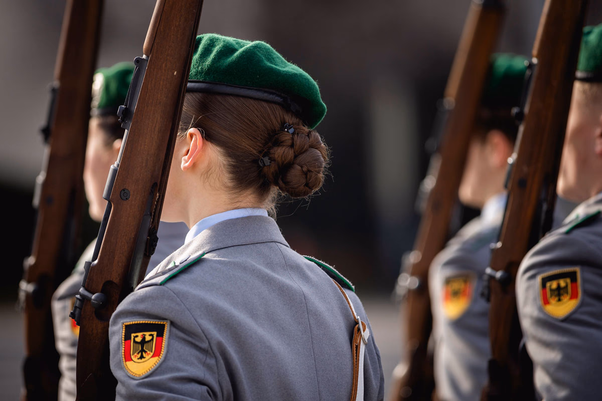 Soldatin mit geschultertem Gewehr beim Empfang im Bundesministerium der Veteidigung am 16. März 2026 in Berlin