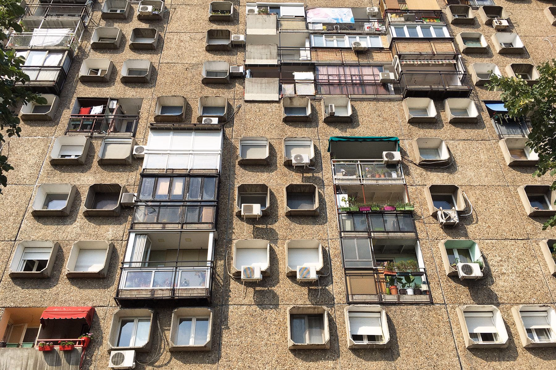 Wohnblock in Belgrad aus Zeiten des sozialen Wohnungsbaus im sozialistischen Juoslawien