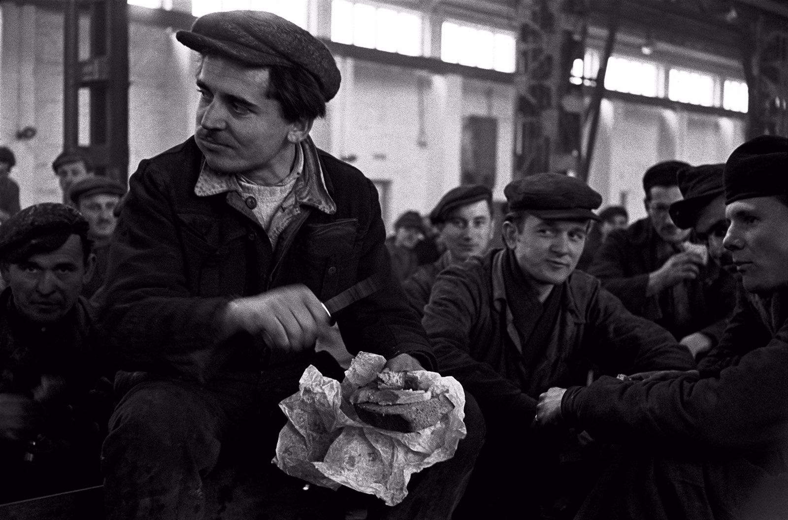 Mittagspause der Arbeiter in der Werkzeugmaschinenfabrik von Slowenski Brod (Jugoslawien, 1952), dem ersten Betrieb, in dem die Selbstverwaltung der Arbeiter eingeführt wurde.