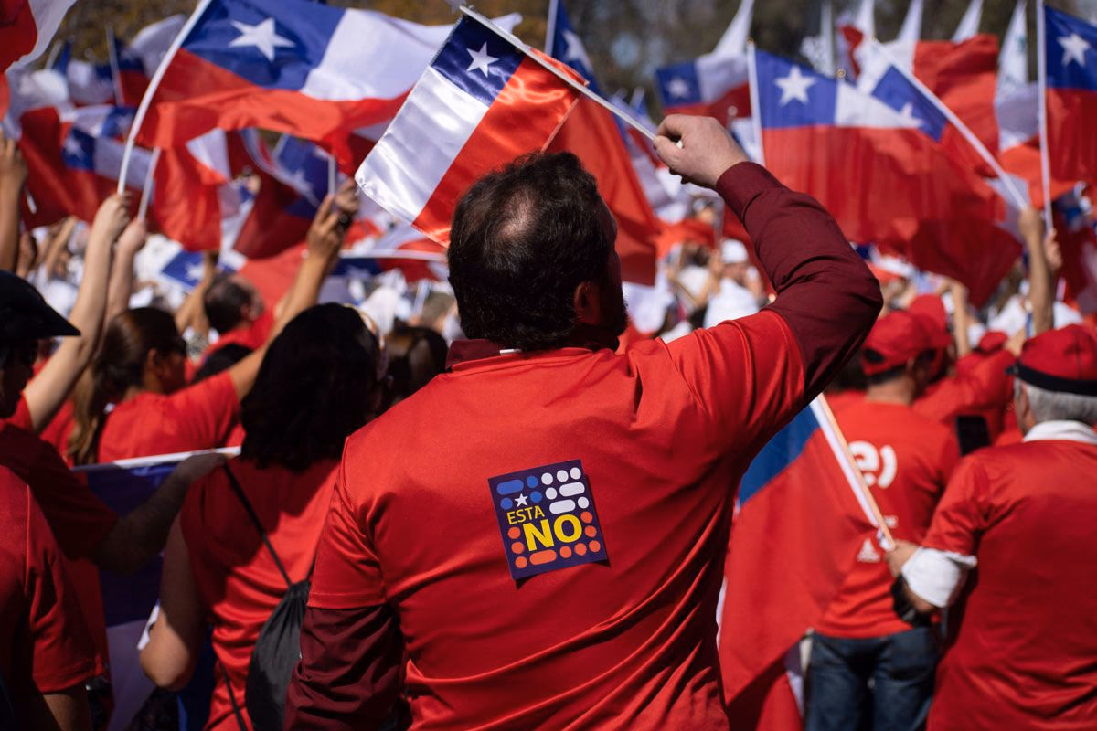 Demonstrant*innen gegen den neuen Verfassungsentwurf am Tag der Abstimmung, Santiago, Chile.