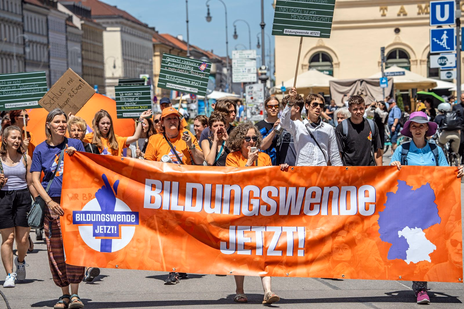 Das Bündnis Bildungswende JETZT, unterstützt u.a, von GEW und der Gewerkschaft Verdi, bei ihrem Demozug am Odeonsplatz, München, Juni 2024