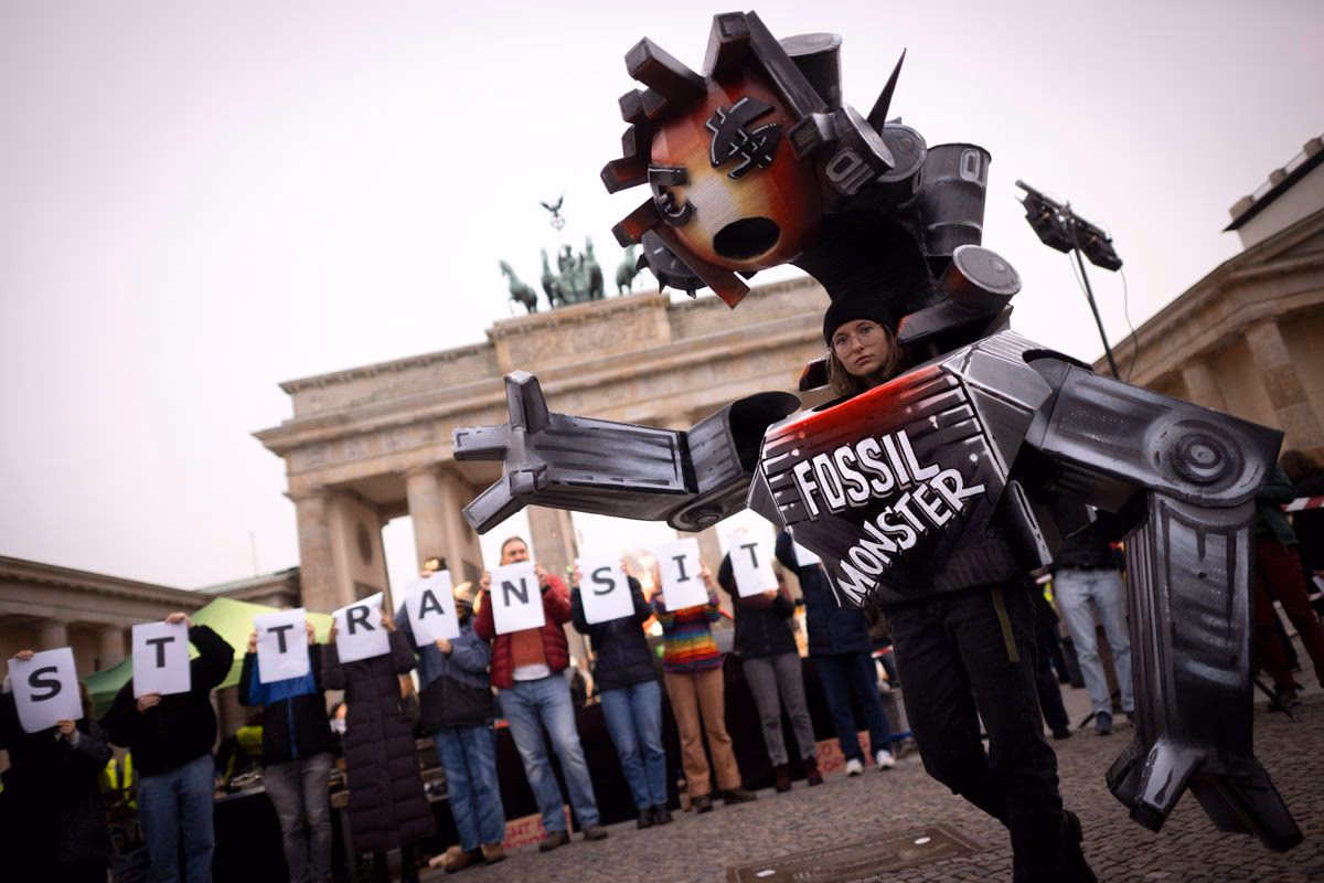Aktivist*innen von Fridays For Future auf einer Demo, die unter dem Motto »Keep your Promises and 30 Years COP - Do Your Job«, die zeitgleich zur UN-Klimakonferenz COP30 in Brasilien vor dem Brandenburger Tor in Berlin stattfand.