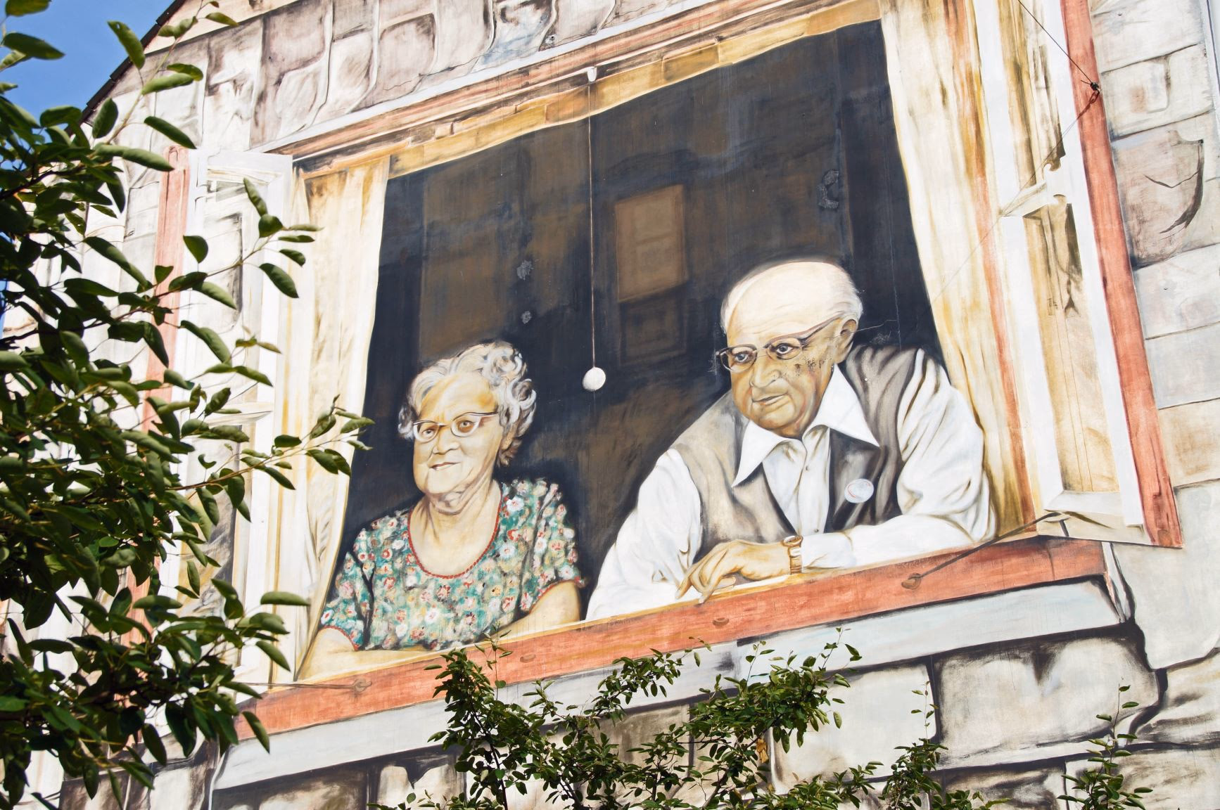 Wandbild an der Hausfassade des Bremer AWO-Hauses an der Straße Auf den Häfen / Ecke Rembertikreisel. Es zeigt ein altes Ehepaar beim Blick aus dem Fenster auf den Rembertikreisel. Der Künstler Peter K. F. Krüger malte das Bild 1976, um die „Sehnsucht nach dem ursprünglichen Stadtbild auszudrücken. Im Ostertorviertel waren damals mehrere alte Häuser abgerissen worden, um Platz für die sogenannte Mozarttrasse zu schaffen. Ein weitergehender Abriss und letztlich auch der Bau der Straße wurden durch Proteste verhindert.