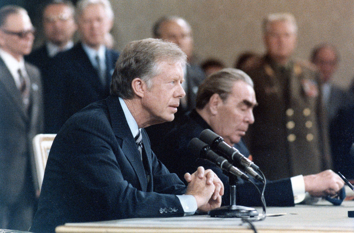 Der damalige US-Präsident Jimmy Carter (links) mit dem Generalsekretär der UdSSR, Leonid Breschnew, in Wien nach der Unterzeichnung des SALT-II-Vertrags über nukleare Rüstungskontrolle im Juni 1979