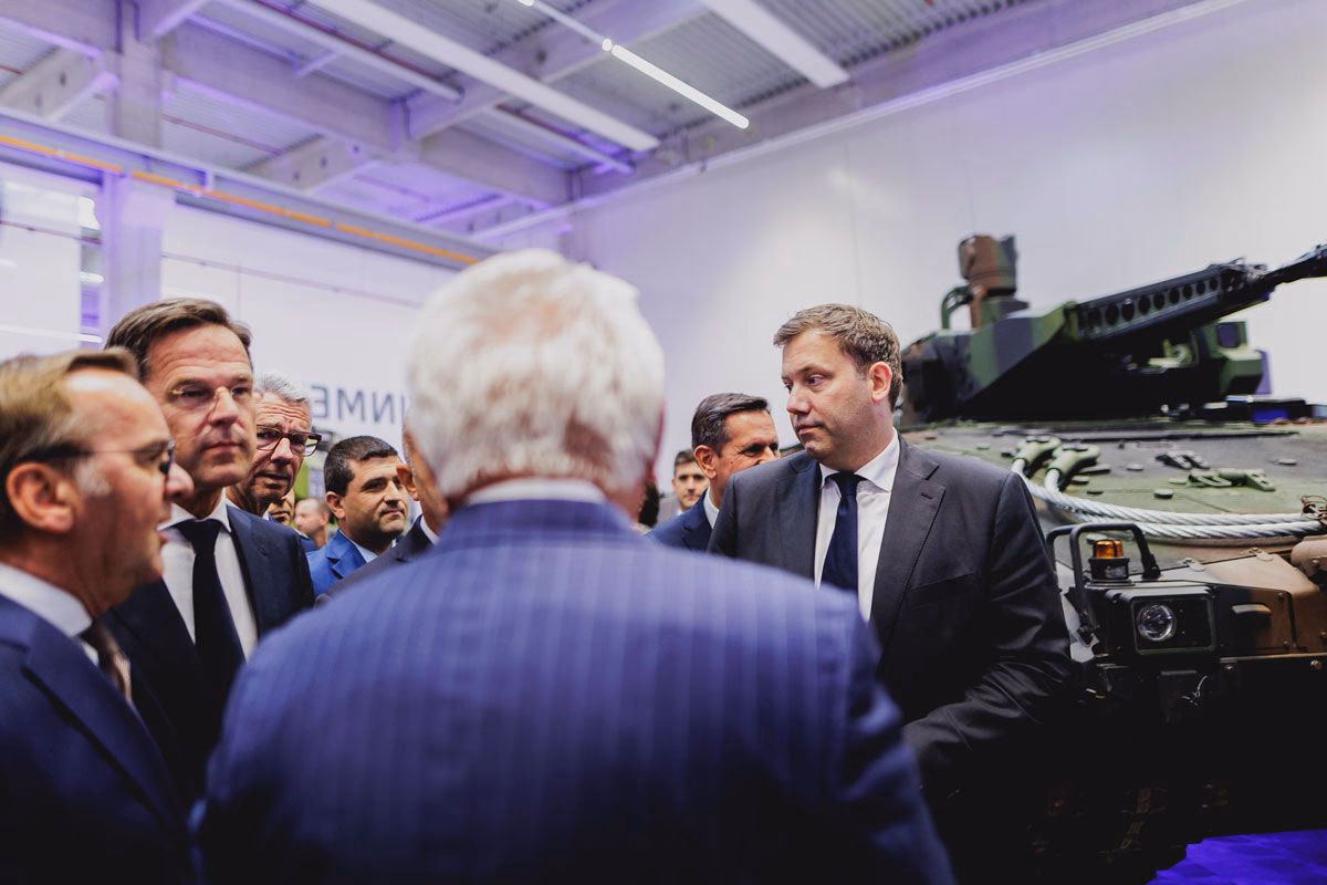 Finanzminister Lars Klingbeil mit Rheinmetall-Vorstandschef Armin Papperger, NATO-Generalsekretaer Mark Rutte und Verteidigungsminister Boris Pistorius bei der Werkseröffnung von Rheinmetall in Unterlüß, 27.8.2025