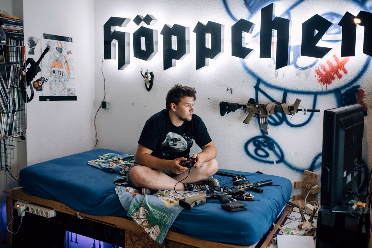Jan L. in Essen, Deutschland. Der Tischler und Waffenliebhaber kann Airsoft-Waffen in kürzester Zeit zerlegen und wieder zusammenbauen.