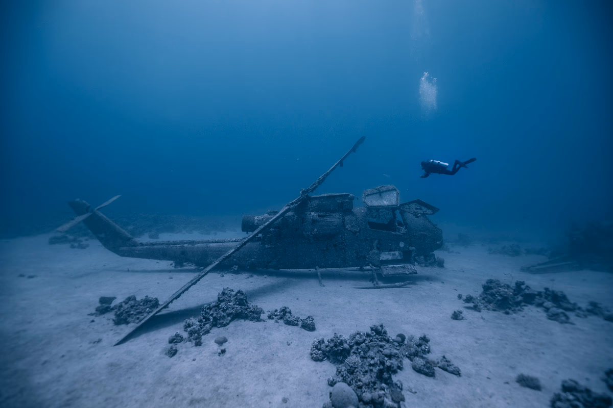 Unterwasser-Militärmuseum in Akaba, Jordanien, am Roten Meer: Jordaniens König Abdullah II., der selbst Taucher ist, ließ dort 21 ausgemusterte militärische Objekte wie Panzer, Kampfhubschrauber und gepanzerte Fahrzeuge versenken, die nun als Attraktion für Tauchtourist*innen dienen.