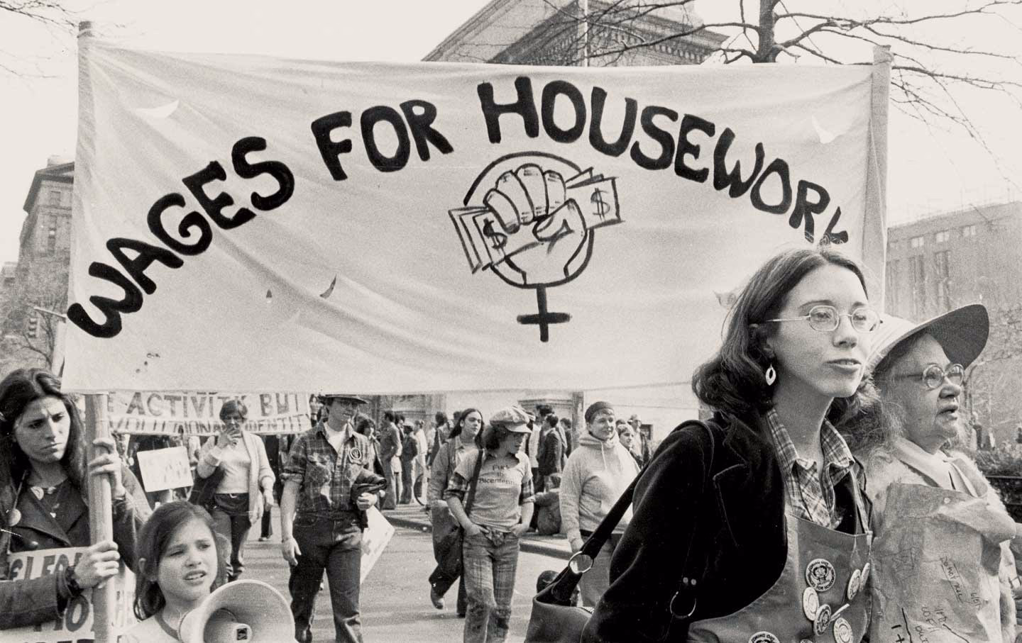 New York, 12.3.1977. Die Bewegung „Wages for Housework“ (Lohn für Hausarbeit) wurde 1972 von Feministinnen wie Selma James und Silvia Federici auf der Women’s Liberation conference in Manchester ins Leben gerufen. Schon damals wurde häusliche Gewalt als zentraler Hebel des Patriarchats thematisiert, um Frauen zu disziplinieren und auszubeuten.