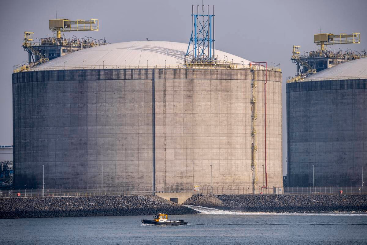 Milliarden für fossile Infrastruktur: Importterminal Tanks für flüssiges Erdgas verbildlichen den neuen, grünen Kapitalismus.