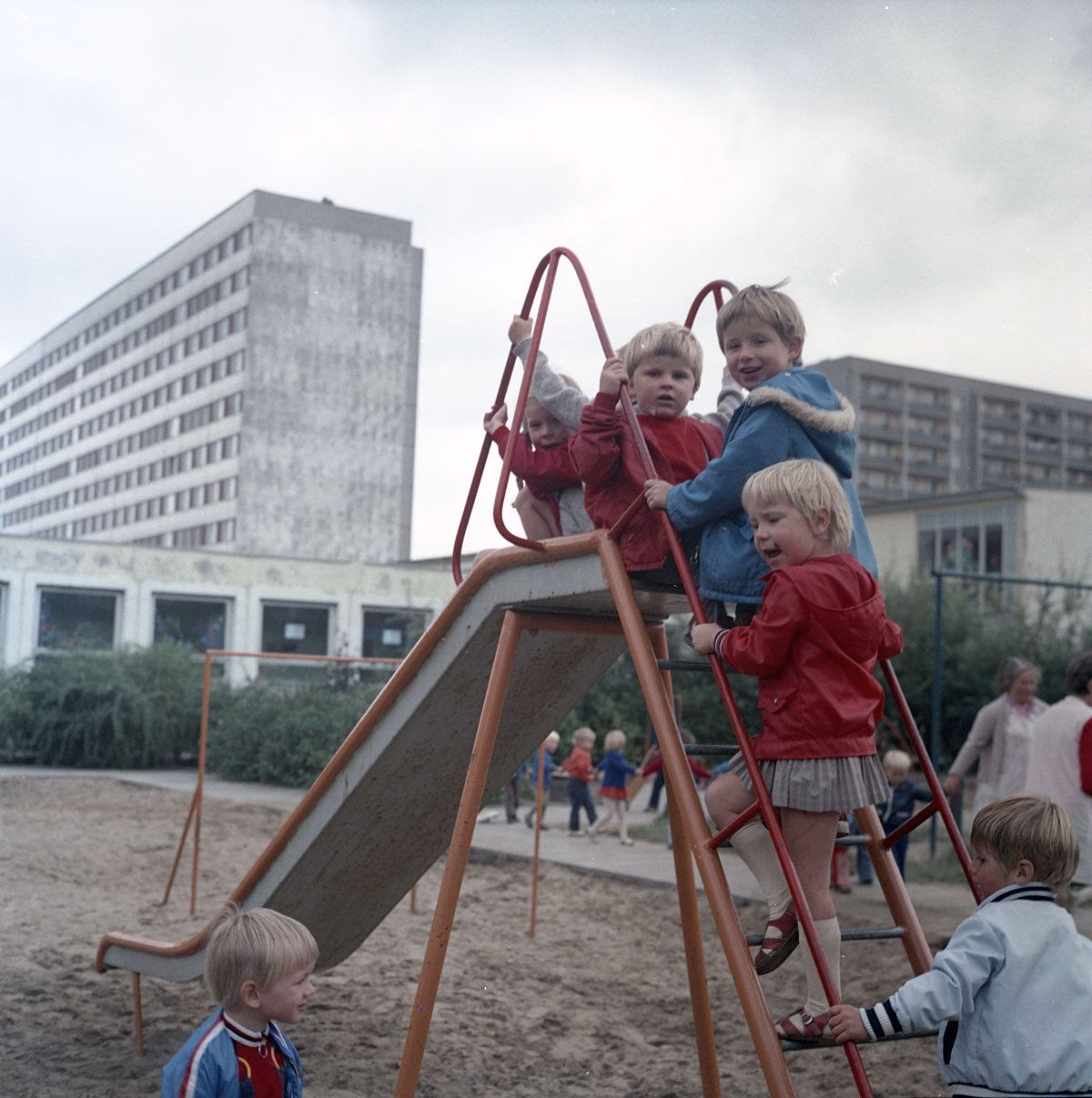 Spielende Kinder in Hoyerswerda 1974