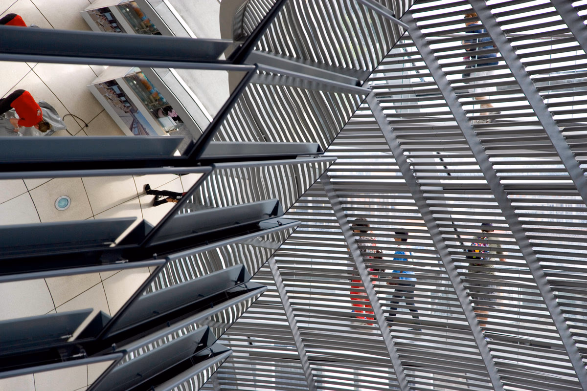 In den Gängen der Glaskuppel des Reichstagsgebäudes