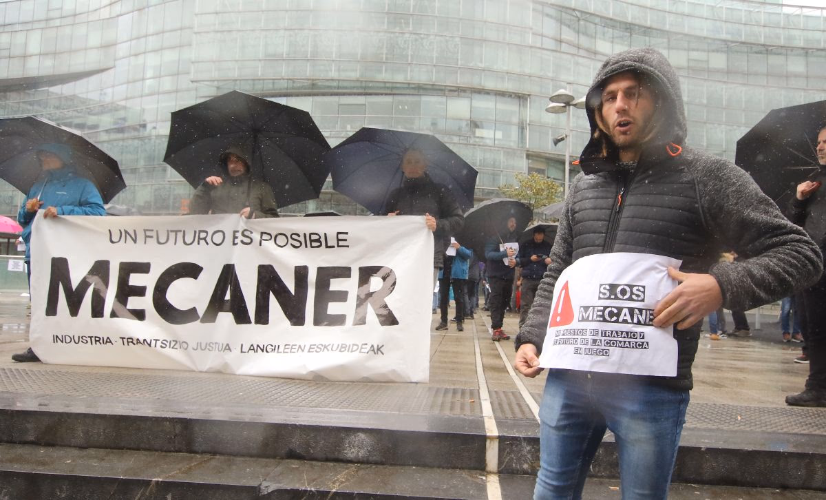 Mecaner-Arbeiter vor dem Sitz des Industrieministeriums in Bilbao während der Verhandlungen über den Konversionsplan im April 2024.