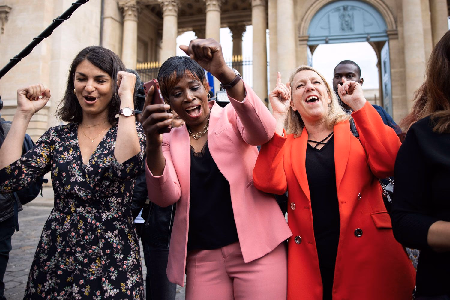 Zum Tanzen aufgelegt. Die Abgeordneten Rachel Keke, Aurelie Trouve und Danielle Simonnet vor der Nationalversammlung, nach dem Wahlerfolg ihres Linksbünsnisses NUPES bei den französischen Parlamentswahlen.