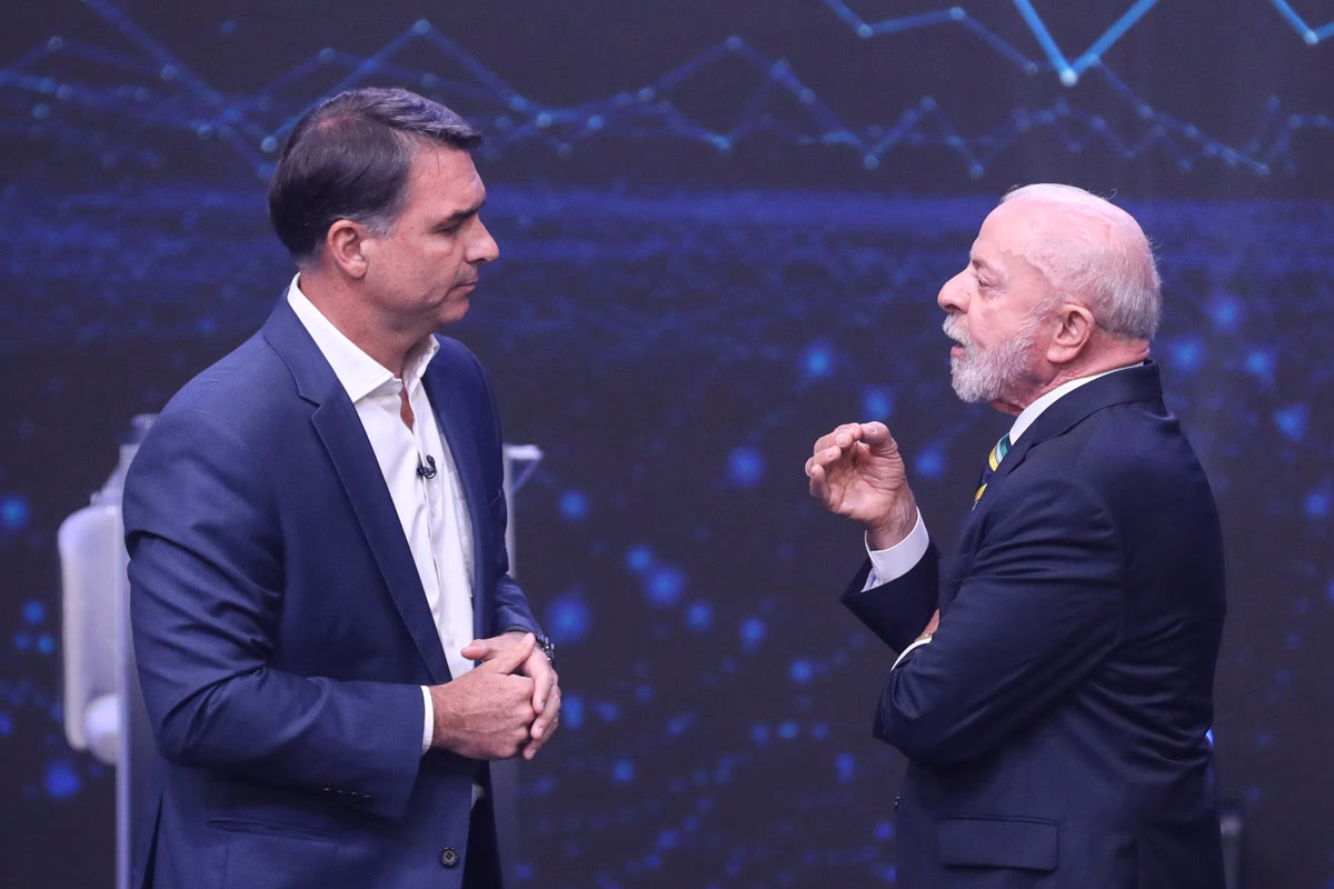 Die beiden Kontrahenten Lula da Silva und Flavio Bolsonaro beim TV-Duell