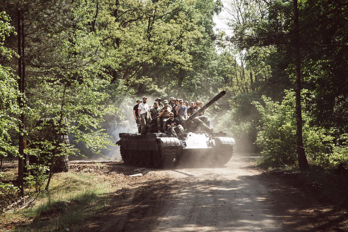 Zur Flotte eines Airsoft-»Spielfelds« in Brożek, Polen, gehört auch ein ausgemusterter russischer T-55-Panzer, auf dem Rundfahrten angeboten werden.