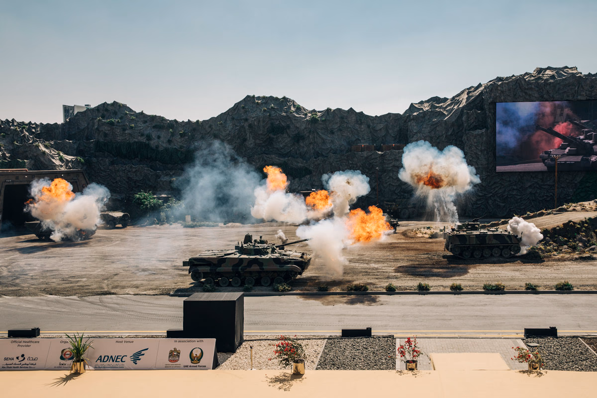Eröffnungsfeier der IDEX in Abu Dhabi: Potenziellen Kund*innen werden in einem 20-minütigen Stück mit Pyrotechnik, Schauspieler*innen und multi­medialem Storytelling technische Innovationen der Rüstungsindustrie vorgestellt.