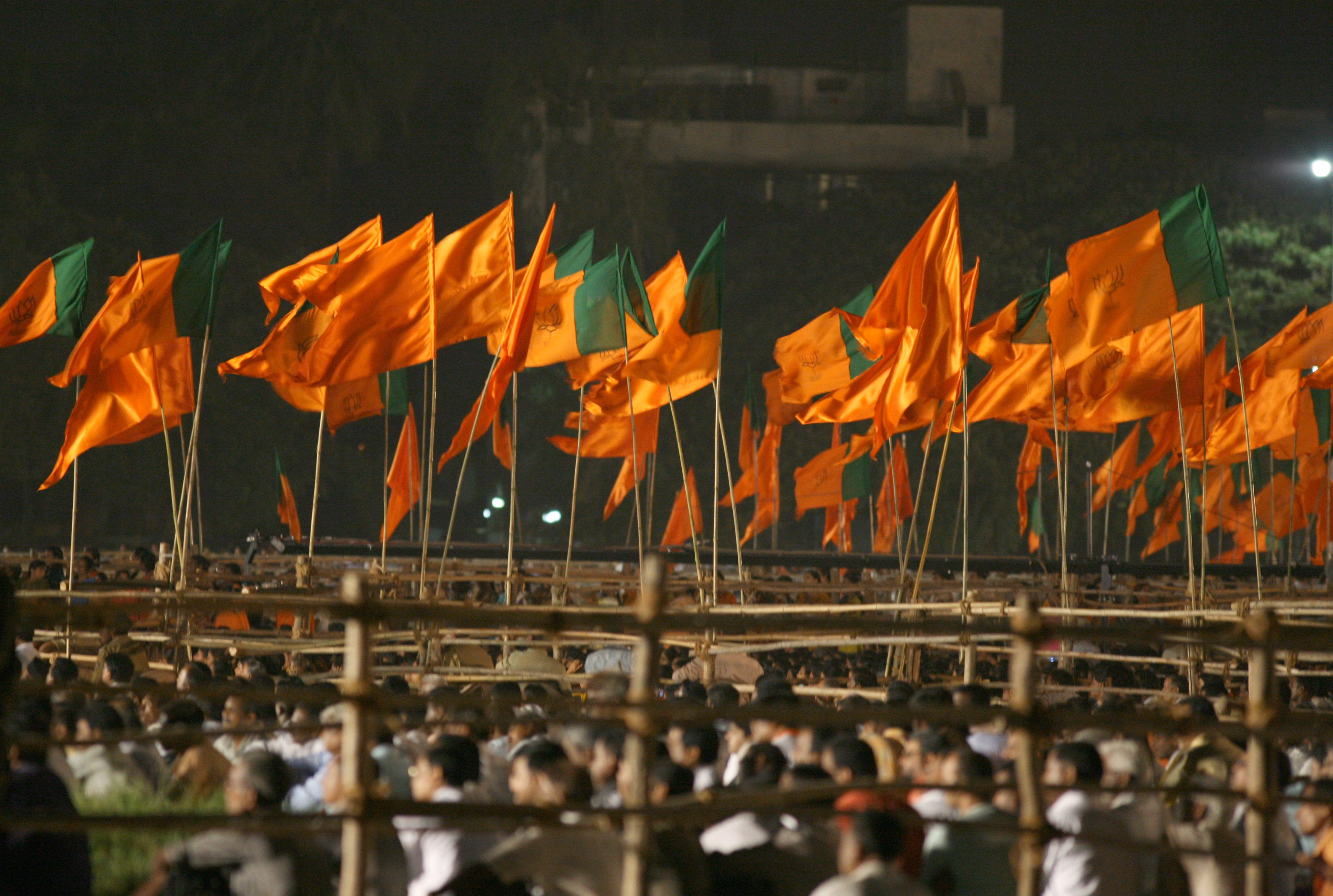 BJP und Shiv Sena Flaggen in Mumbai.