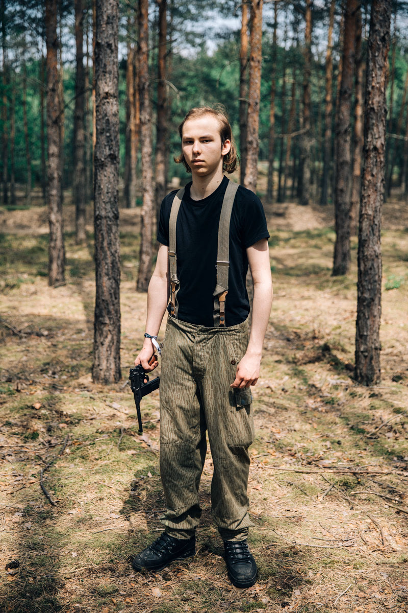 Gymnasiast Eddy P., der mit Freunden an einem Airsoft-»Spiel« teilnimmt, mit einer Airsoft-Pistole.
