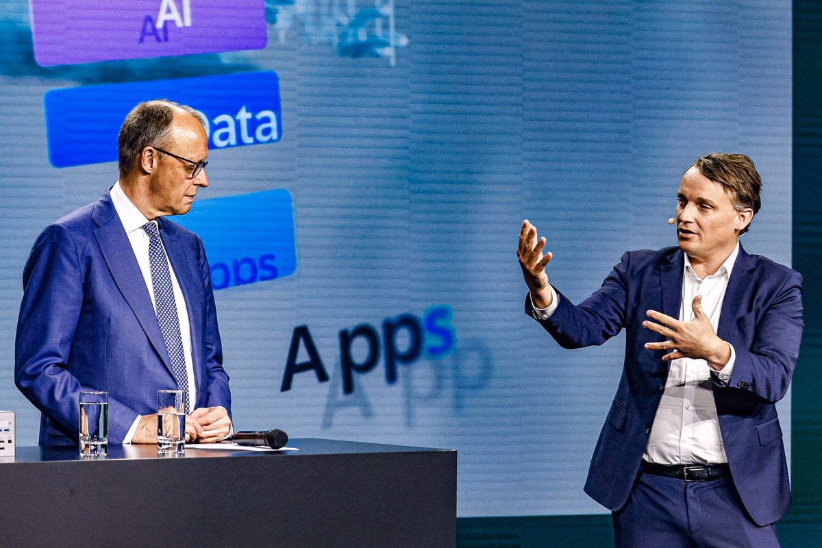 Bundeskanzler Friedrich Merz mit SAP-Vorstandsvorsitzenden Christian Klein auf dem Kongress Industrielle KI während der Industriemesse in Hannover im April, 2026