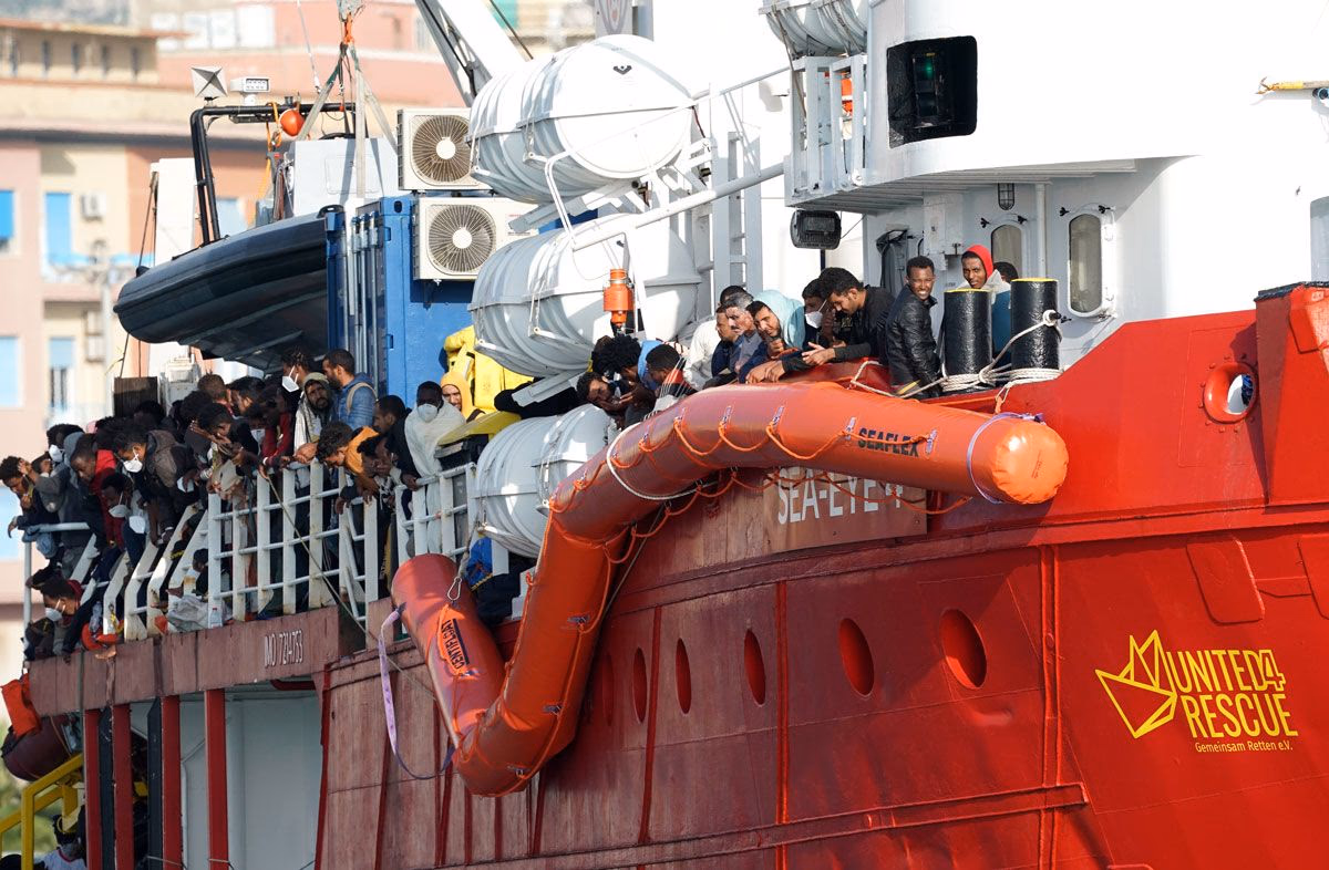 Kommunalpolitik geht auch transnational: 2021 übernahm Potsdam auf Initiative der Linksfraktion eine zweijährige Patenschaft für die Rettungsmissionen der Sea Eye 4 im Mittelmeer. Hier zu sehen: Über 800 Menschen, die bei verschiedenen Rettungsaktionen vom Schiff aus dem Meer gerettet wurden, legen in Trapani (Sizilien) an.