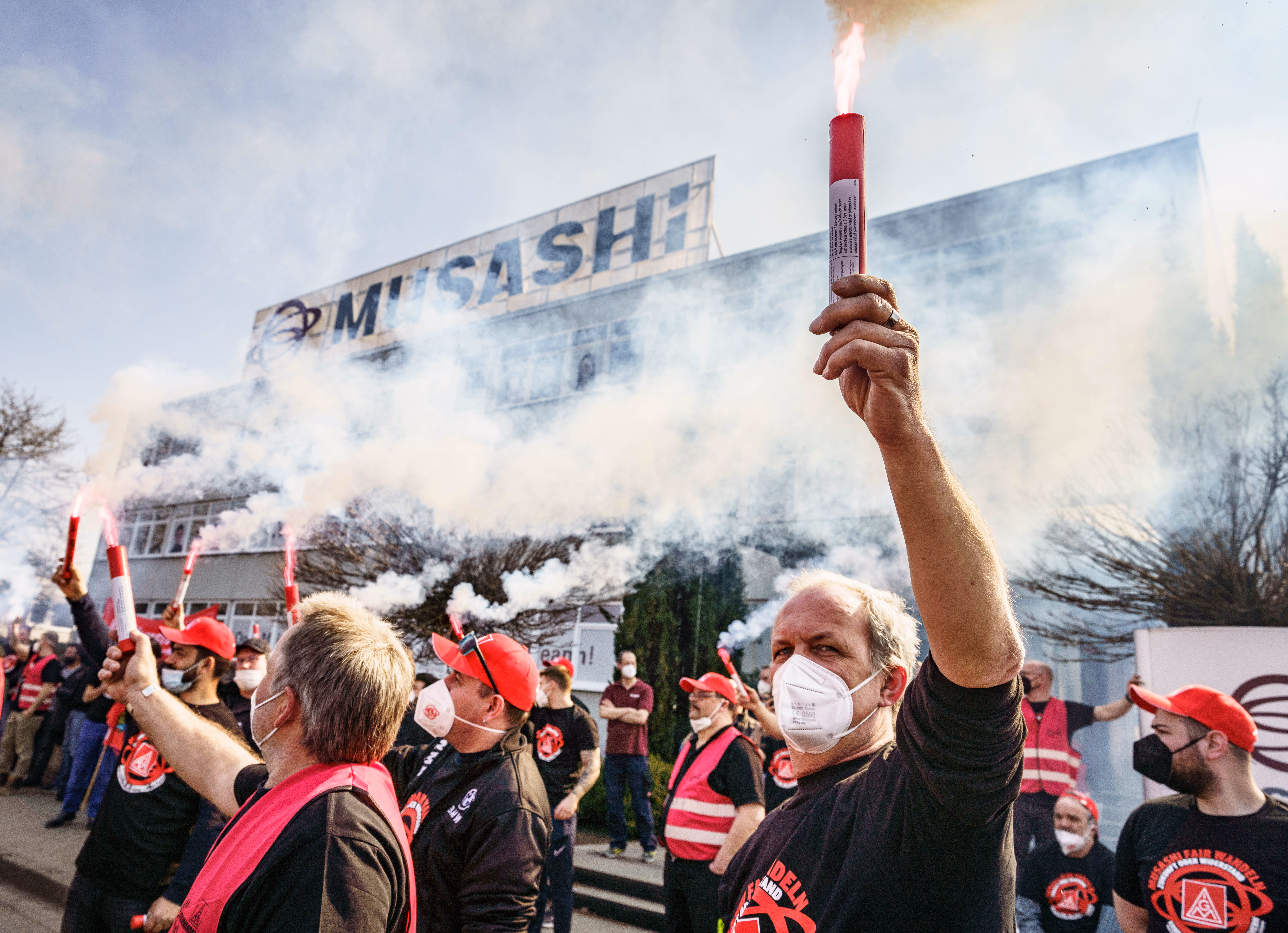 Wollten nicht den Preis für die versäumte Transformation zahlen: Streikende beim Zulieferer Musashi Foto: Frank Rumpenhorst