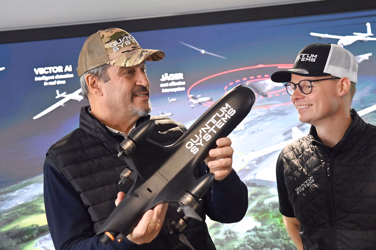 Markus Söder zu Besuch bei der Firma Quantum-Systems mit dem mobilen Nexus Drone Port in seinen Händen