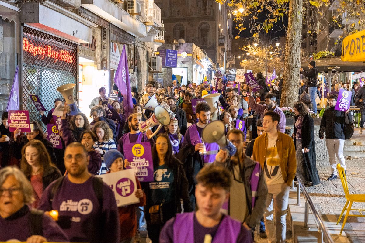 Jüd*innen und Palästinenser*innen protestieren im Januar 2025 in Jerusalem für einen Waffenstillstand.