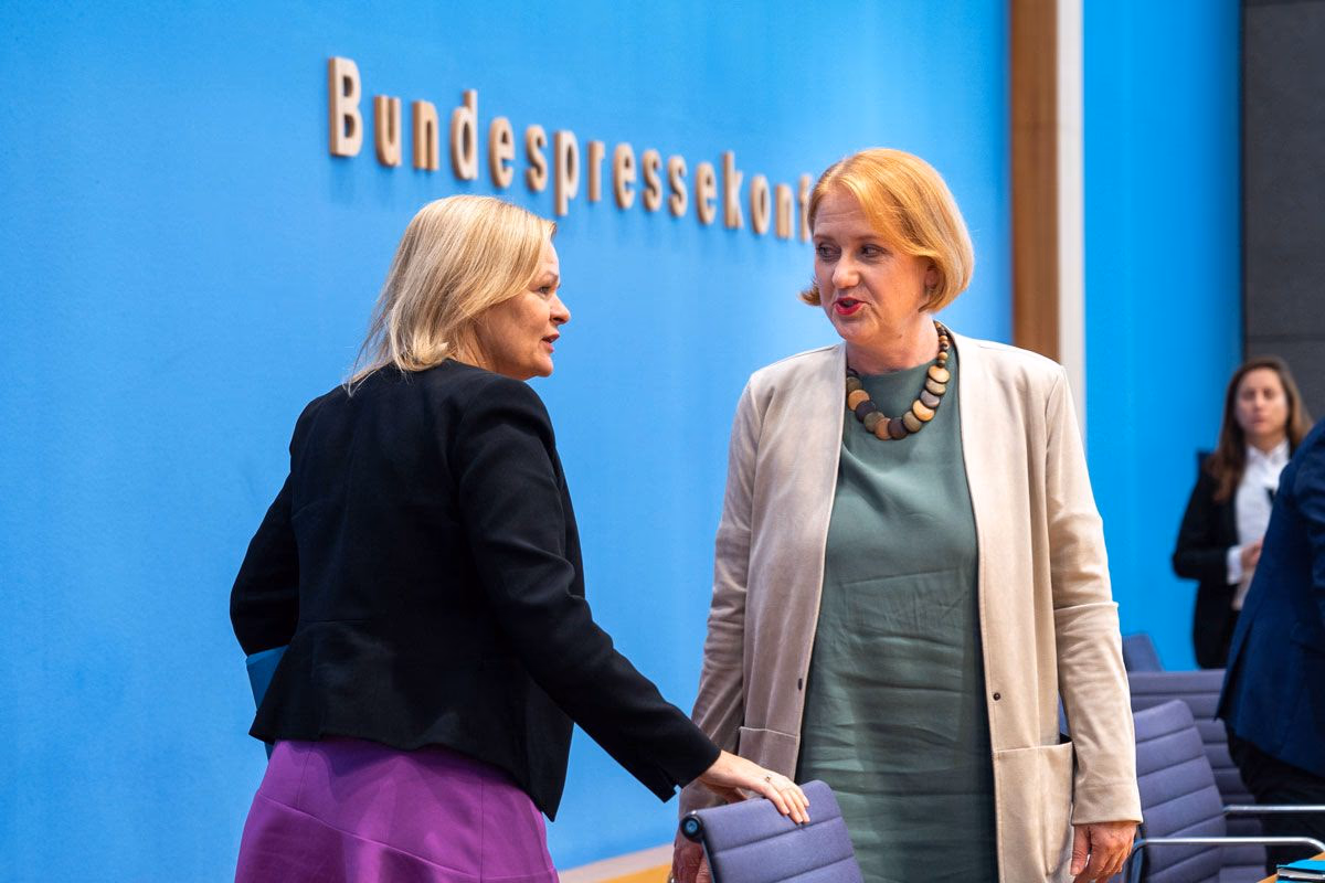 Bundesinnenministerin Nancy Faeser mit Familieministerin Lisa Paus bei der Vorstellung des geplanten Demokratiefördergesetzes auf der Bundespressekonferenz in Berlin im Dezember 2022.