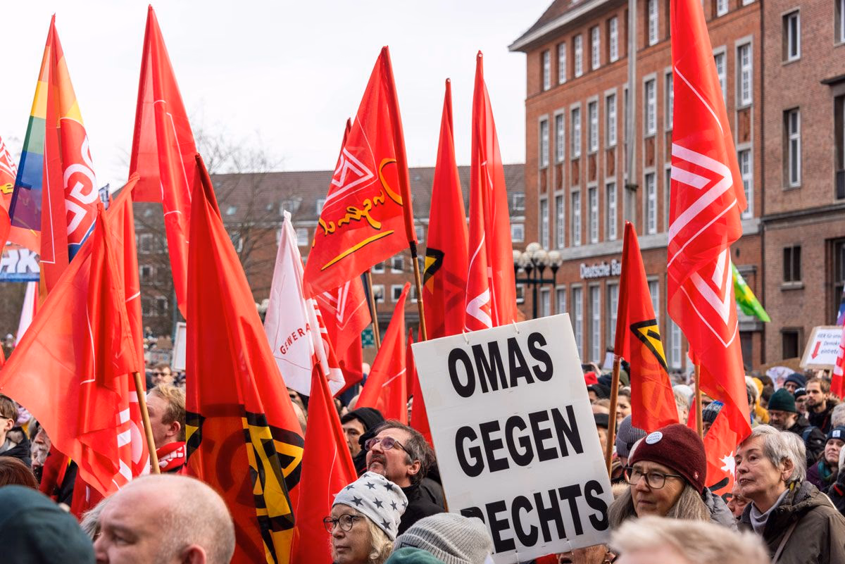 Kundgebung gegen Rechtsextremismus am Holocaust-Gedenktag auf dem Kieler Rathausplatz.