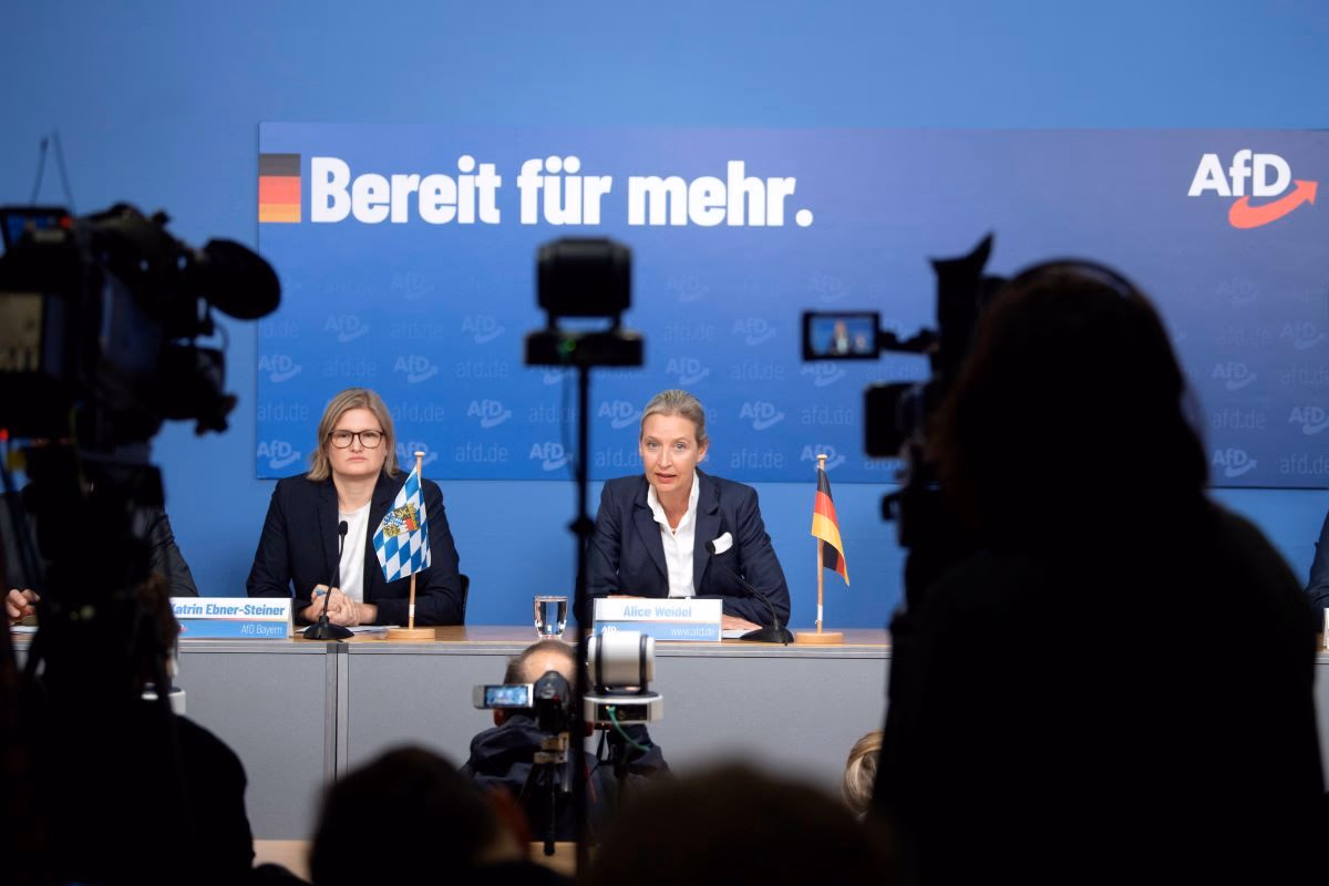 Katrin Ebner-Steiner, Spitzenkandidatin der AfD in Bayern, mit ihrer Parteivorsitzenden Alice Weidel während der Pressekonferenz am Tag nach den Landtagswahlen in Hessen und Bayern.