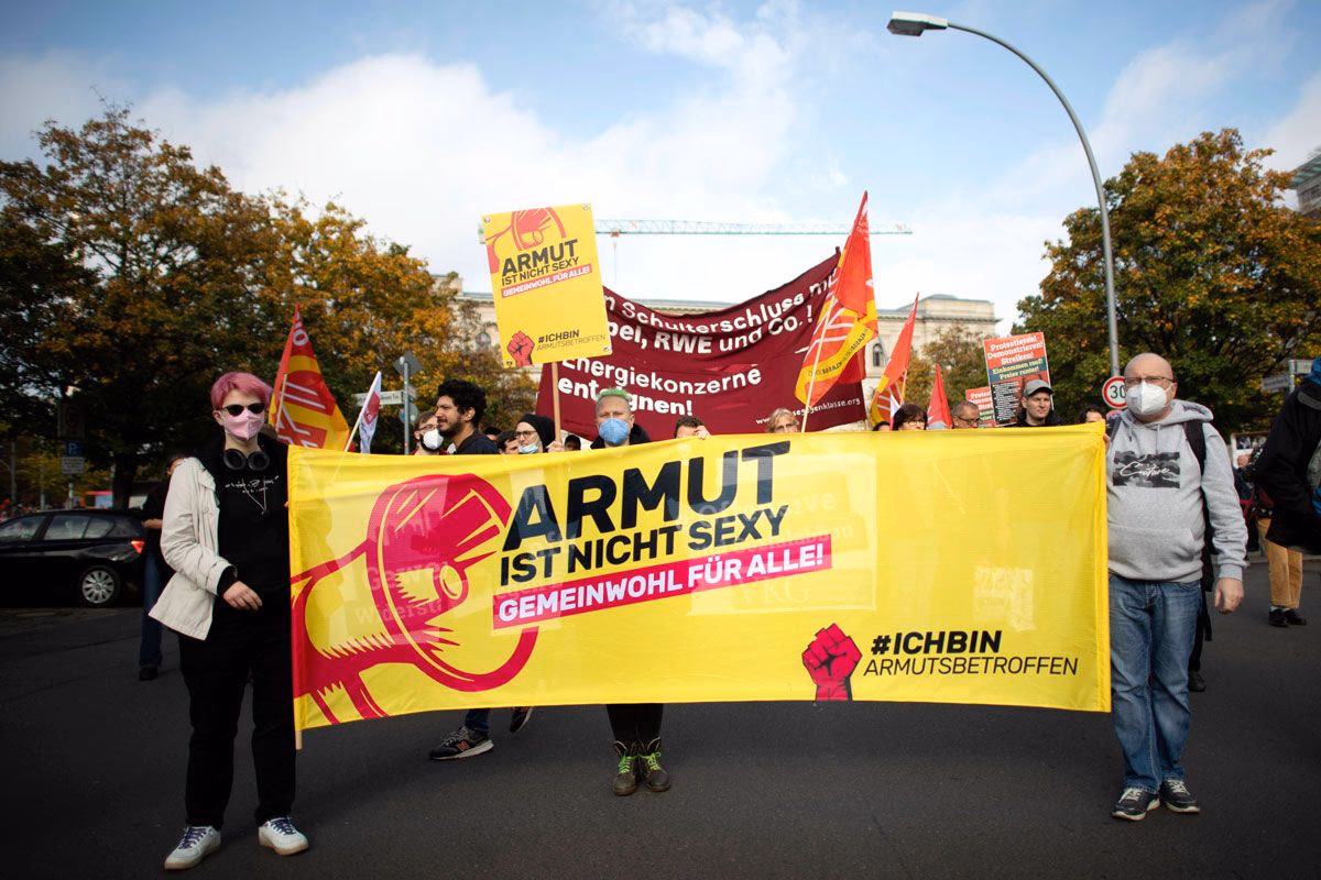 Aktivist*innen von #IchBinArmutsbetroffen auf der Demo "Solidarischer Herbst" in Berlin, 22.10.2022