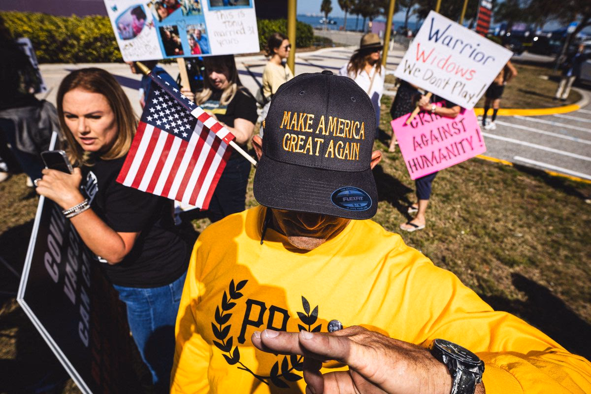 Sarasota, Florida, USA, April 2025: Proud Boys und Impfgegner*innen stören gemeinsam eine Veranstaltung mit dem bekannten Immunologen Anthony Fauci, Berater in der Anti-Covid-Strategie der Biden-Regierung.