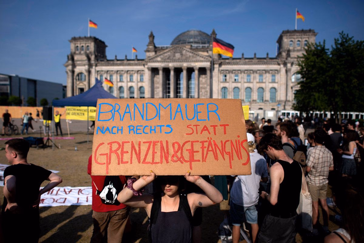 Proteste vor dem Reichstag in Berlin gegen die GEAS, Juni 2023