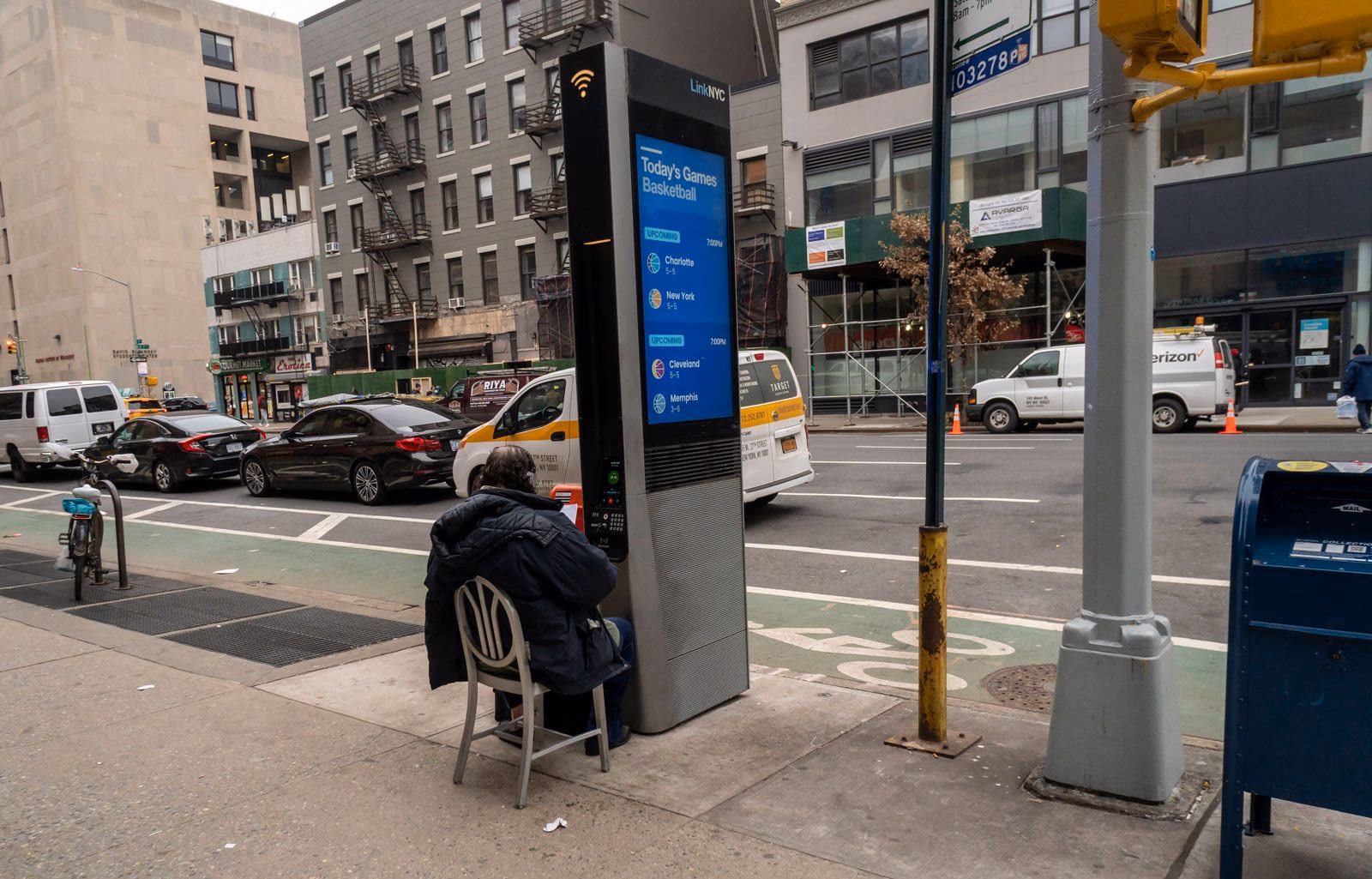 Ein Mann nutzt einen LinkNYC Kiosk in New York während der Covid-Pandemie als Büro.