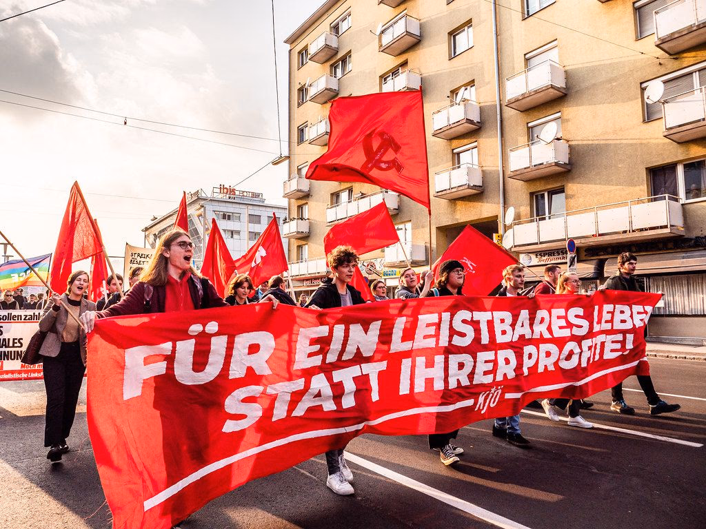 Rote Fahnen: Jugendblock auf der Anti-Teuerungs-Demo der österreichischen KPÖ im Herbst 2022 in Graz