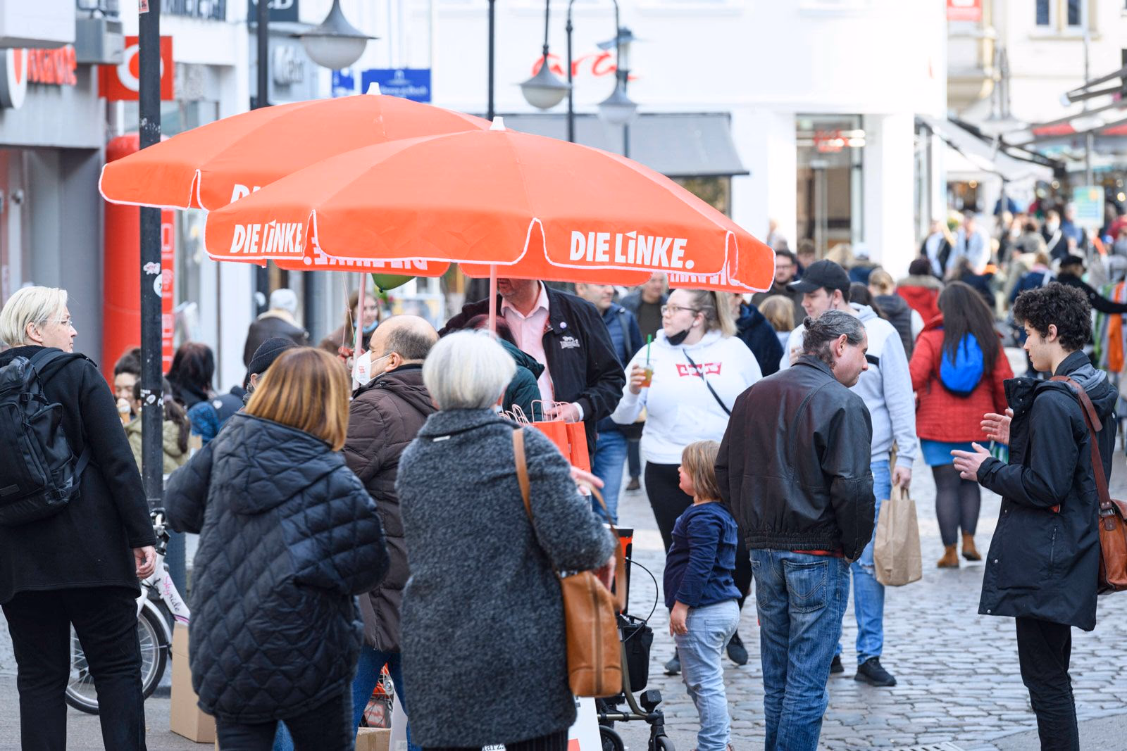Linke-Wahlkampfstand in einer Fußgängerzone in Saarbrücken