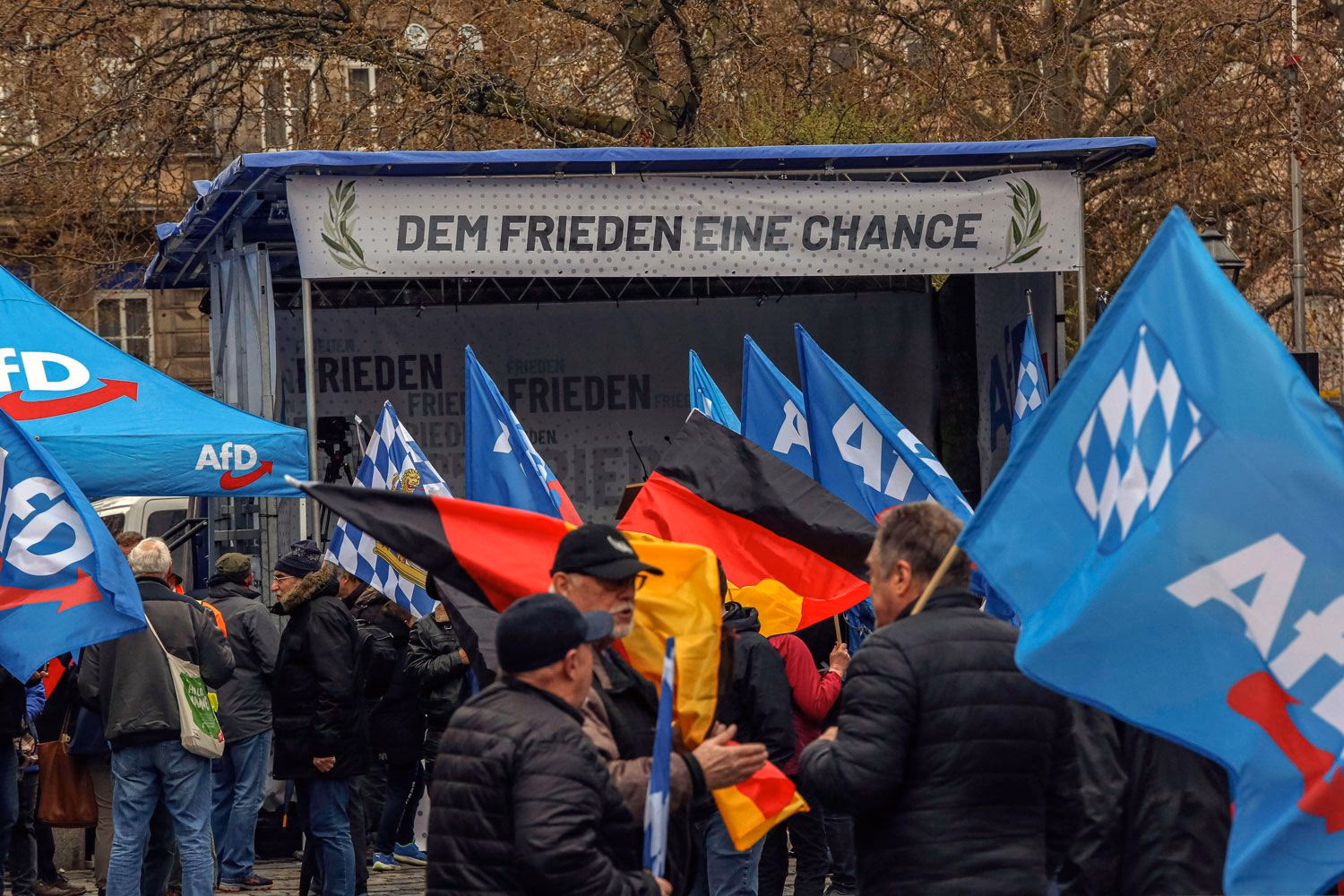 AfD Kundgebung am 15. April in Nürnberg: Anlässlich einer sogenannten Friedensdemo der rechtsextremen Partei versammelten sich in Nürnberg rund 200 Personen. Dagegen protestierten rund 250 Personen, die eine Vereinnahmung des Friedensbegriffs von Rechtsaußen nicht hinnehmen wollten.