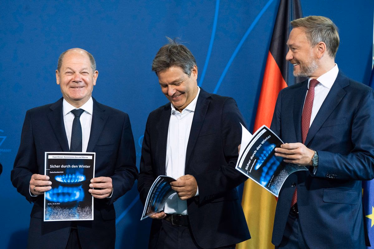 Demonstrativ gute Laune in der Krise: Scholz, Habeck und Lindner bei der Übergabe der Empfehlungen der Unabhängigen Kommission Erdgas und Wärme im Bundeskanzleramt in Berlin.