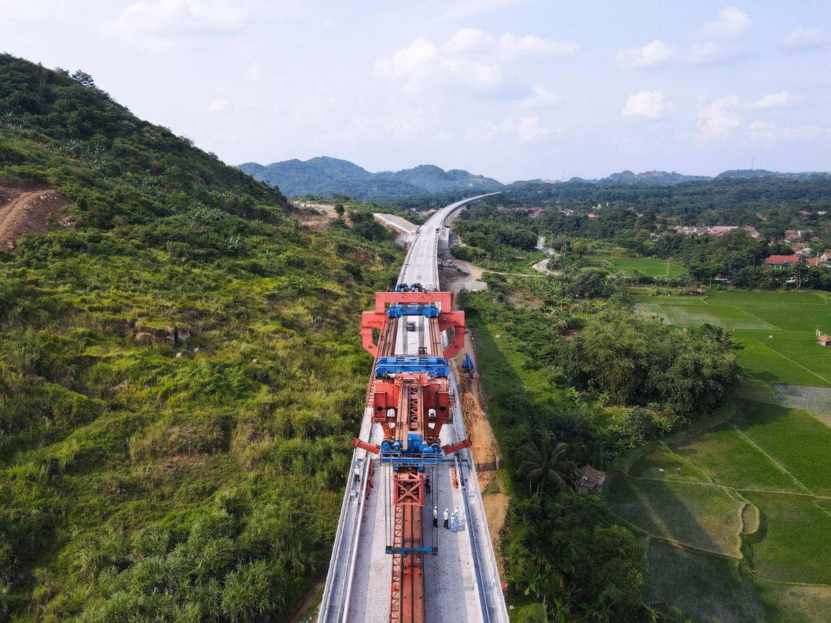 Baustelle für die Errichtung der Hochgeschwindigkeitsstrecke Jakarta-Bandung in Purwakarta, Indonesien. Die geplante Schnellbahn ist ein Vorzeigeprojekt der chinesischen Belt&Road-Initiative.