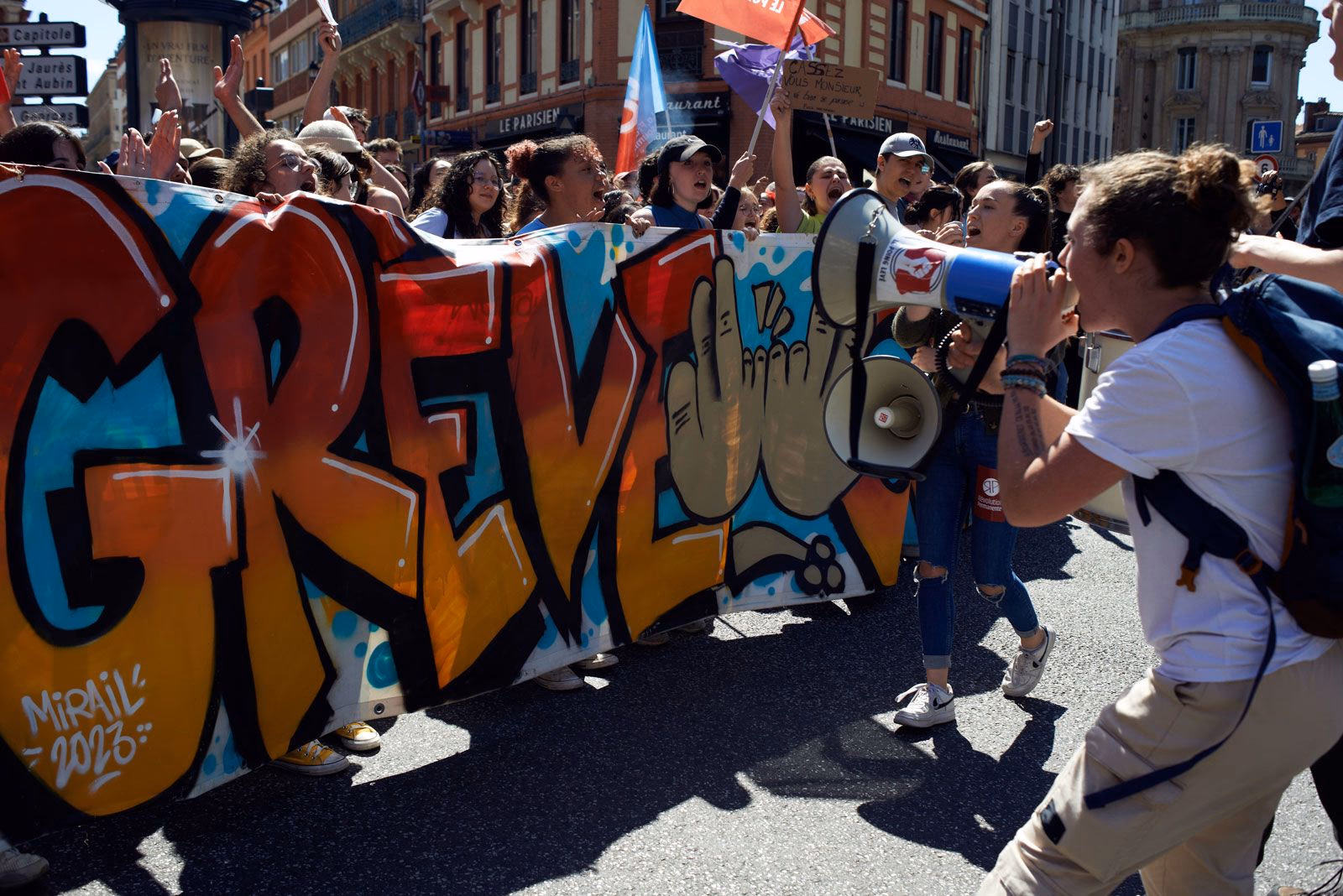 Mehr als 50.000 Menschen protestierten am 6. April, dem 11. Tag der Streiks und Proteste gegen die Rentenreform von Macron.