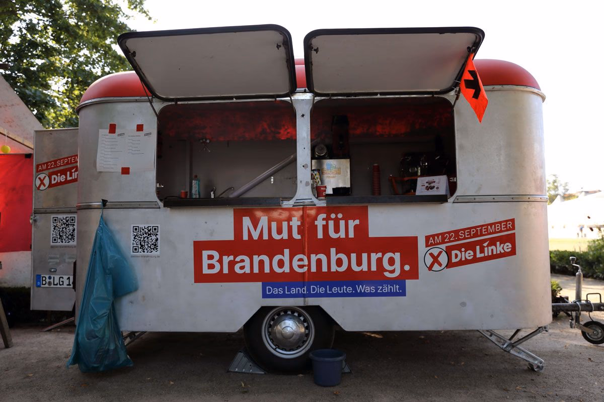 Campinganhänger bei einer Wahlkampfveranstaltung von Die Linke in Potsdam, August 2024.