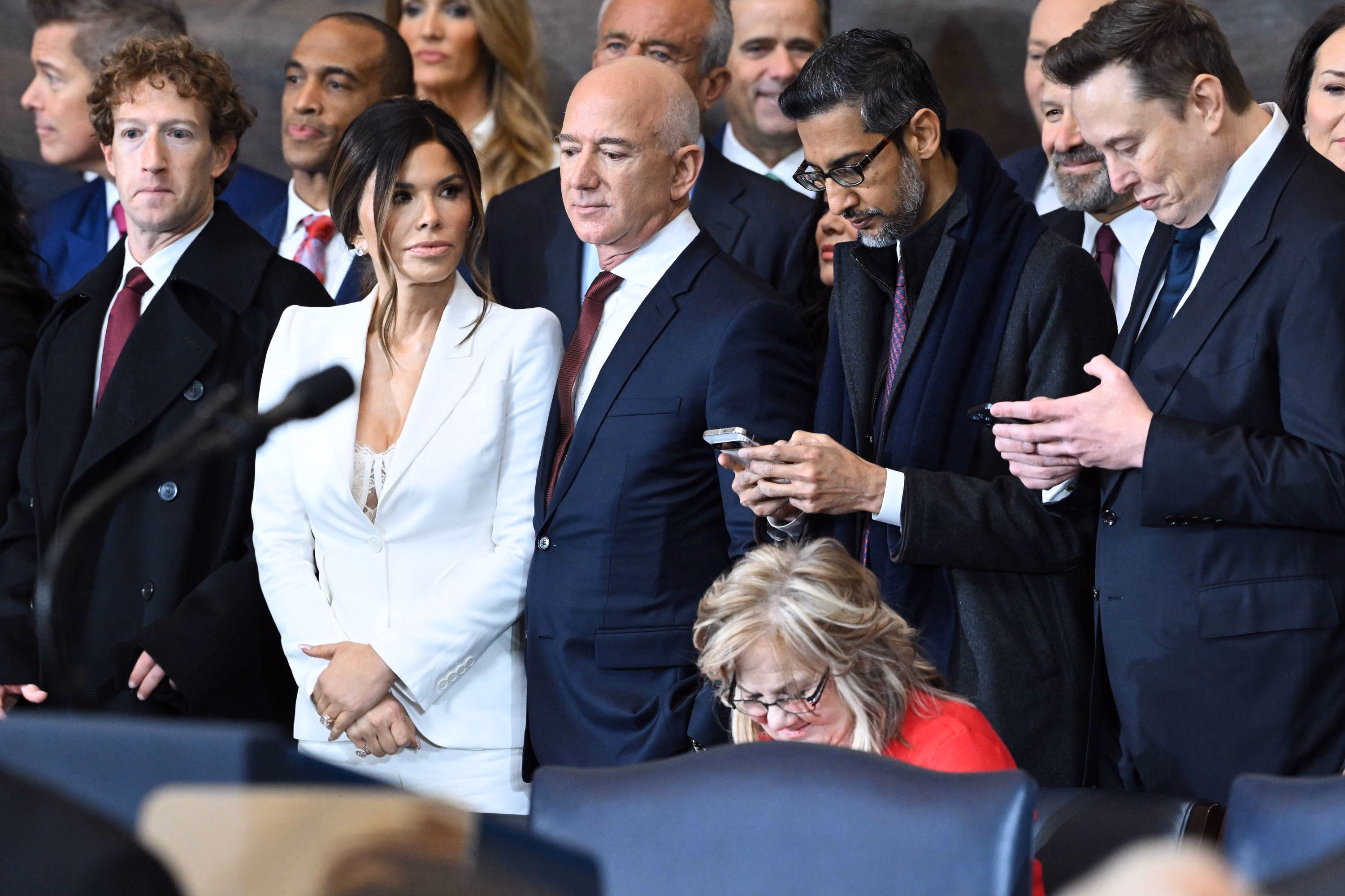 Mark Zuckerberg, CEO von Meta und Facebook, mit Amazon-Gründer Jeff Bezos, Google-CEO Sundar Pichai und Elon Musk, CEO von Tesla und SpaceX, beim Amtaantritt von Donald Trump am 20. Januar 2025 in Washington, DC